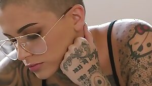 Лысую в тату молодую шлюху ебёт в анал богатый господин