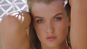 Златовласая красавица с натуральной грудью поразила лысого страстью