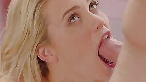 Мужчина наслаждается розовой вагиной блондинки Мии