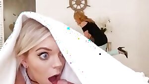 Озорная приёмная дочка отсасывает под одеялом у отчима