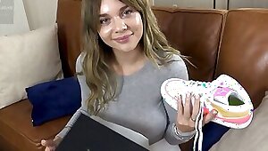 Ради секса с такой красавицы и её сисек парень осыпает милашку подарками