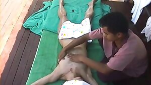 Скрытая камера сняла как индус массажист удовлетворил рукой туристку