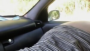 Парнишка трахнул голодную русскую мамку в машине