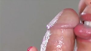 Подборка сосущих довольных девок от кончающих мужиков