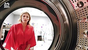 Мамка застряла в стиралке, а пасынок трахнул её в анал по-быстрому