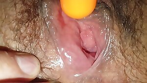 Волосатую пизду баба мастурбирует вибратором крупным планом