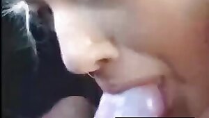 Она просто обезумела и отсосала парню на заднем сиденье такси