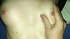 Имеет вечером подругу в бритую киску и снимает свободной рукой на камеру