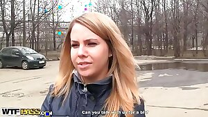Русские пикаперы трахнули в раздевалке спортзала задорную брюнетку