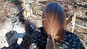 Натянул стоя и спустил на лицо молодой студентке на прогулке в лесу