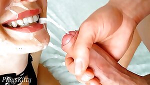 Рыжая подруга за хороший минет крупным планом получает сперму на лицо