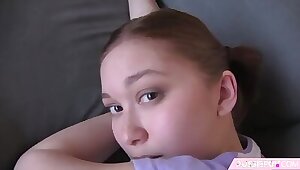 Забавная студентка с хвостиками спустила трусики и подставила щёлку