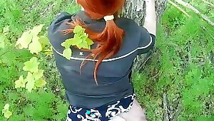 С наслаждение кончил в киску рыжей жены посреди леса