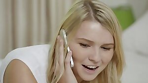 Блондинка с полной задницей испытала блаженство от огромного хуя негра