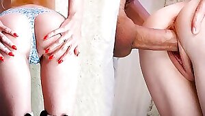 Потрахав худую подругу, накончал ей в кружевные трусики