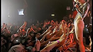 Майли Сайрус даёт потрогать свою пизду фанатам на концерте