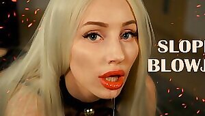 Блондинка демонстрирует навык минета на примере большого дилдо