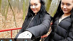 Трахнул двух молодых близняшек из парка за деньги