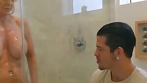 Латинос пришёл к сисястой мамке в душ, чтобы насадить её на хер