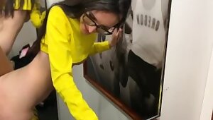 Фитоняша в очках игриво отсосав в примерочной отдалась другу