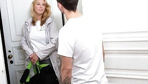 18 летний парнишка забрался в душ к подруге мамки и дал ей соснуть хуйца