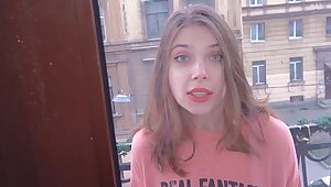 Безумная, но милая соседка залезла ради перепихона через балкон