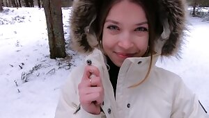 Русская пара не побоялась мороза и потрахались в зимнем лесу на снегу