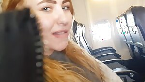 Минет с дрочкой в самолёте от русской блудливой блондинки