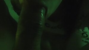 Минет перед сном от жены в зелёном свете ночника