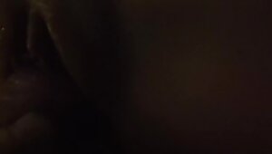 Кончает от натирания члена о влажную горячую пилотку супруги