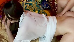 Девушка в колготках дрочит голыми ступнями член бойфренда